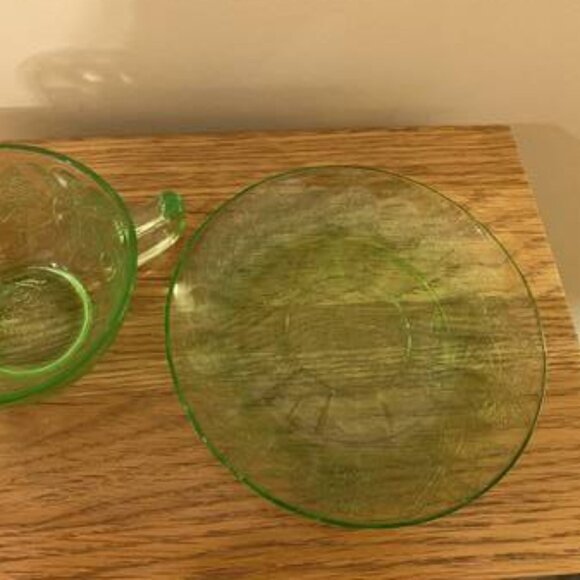 DEPRESSION GLASS GREEN CUP AND SAUCER POINSETTIA PATTERN - Picture 2 of 3